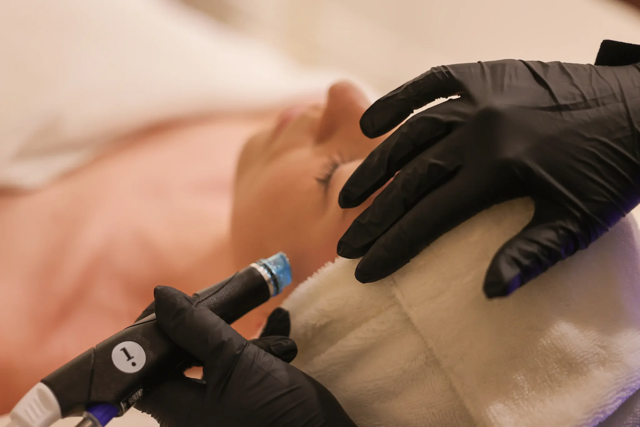 Bij Sarah J in Bree bieden we hydrafacial